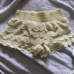 Tiered Ruffle Shorts Crochet Style Size M (Cream)